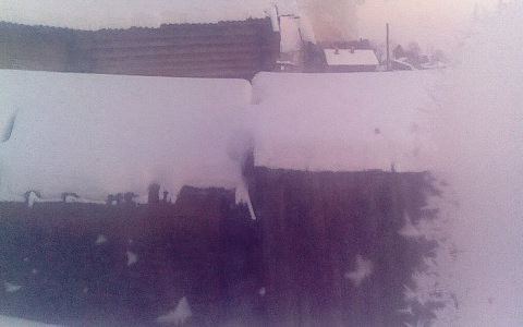 В сыктывкарском Лесозаводе огонь полностью охватил жилой дом (фото)