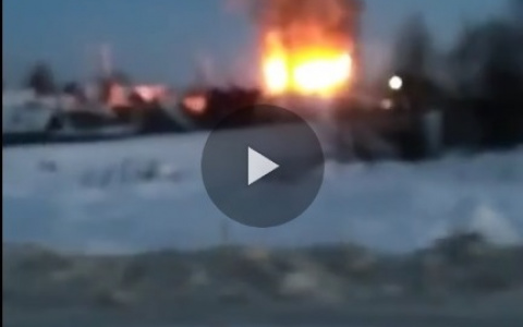 Появилось видео пожара в Сыктывкаре, где огонь полностью охватил жилой дом