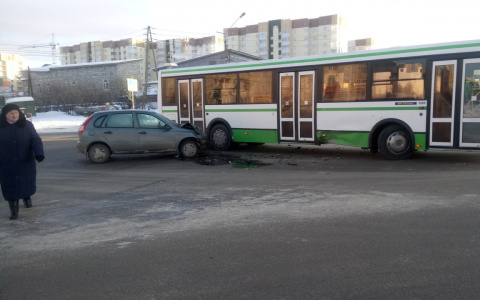 В Сыктывкаре возле церкви «Лада Калина» влетела в автобус (фото)
