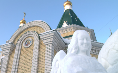 В Сыктывкаре построили снежную Рождественскую пещеру с ангелами на входе