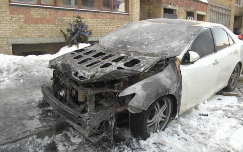 В Коми ночью среди жилых домов сгорело два автомобиля (фото)