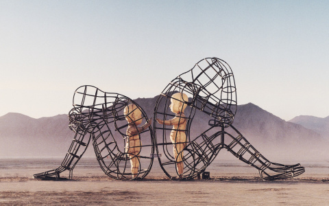 Гороскоп на 15 января: Ракам стоит избегать выяснения отношений, а Скорпионы с любимыми будут как за каменной стеной