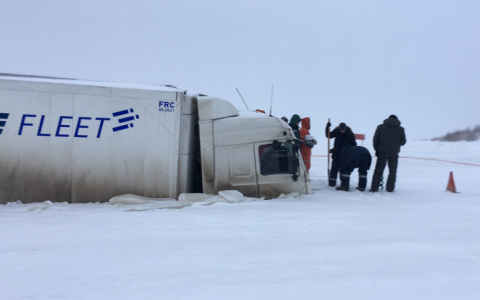 «МАЗ», который провалился под лед на Печоре в Коми, вытащили на берег