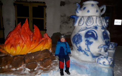 Сыктывкарец слепил из снега скульптуры костра и чайника размером с человека