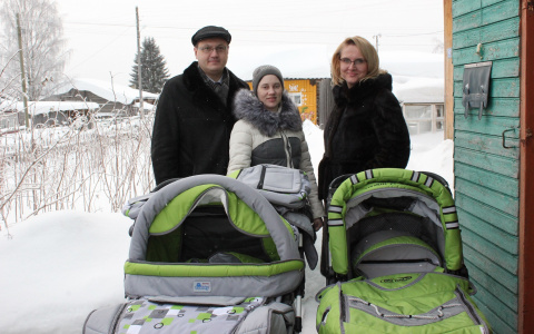 Стало известно, что подарили власти Коми молодой маме, которая родила в Сыктывкаре тройню