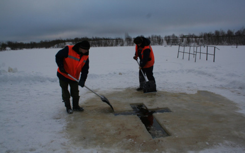 Фоторепортаж: как в Сыктывкаре делают первую крещенскую купель