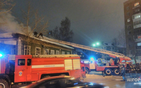 В Сыктывкаре горит памятник архитектуры (фото, видео)