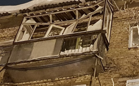 В Коми балкон разнесло снегом, который рухнул с крыши