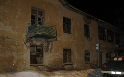 В Коми сгорел старый гнилой дом, но людям все равно приходится в нем жить