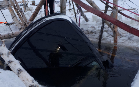 Новый владелец «Ленд Крузера» на дне реки в Коми приехал оценить свою покупку (фото)