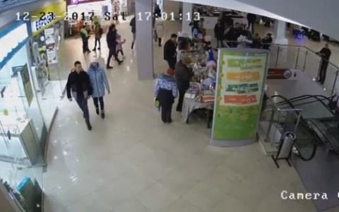 В сыктывкарском ТРЦ камера засняла, как мошенник ловко «разводит» на деньги продавца
