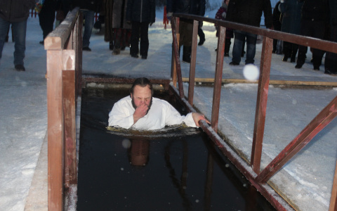 Фоторепортаж с первой проруби в Сыктывкаре: люди окунались в купель с ледяным спокойствием