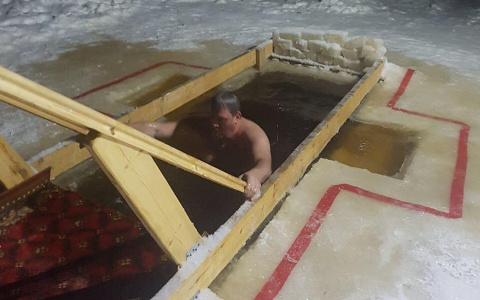 Глава Коми Сергей Гапликов окунулся в крещенскую купель (фото)