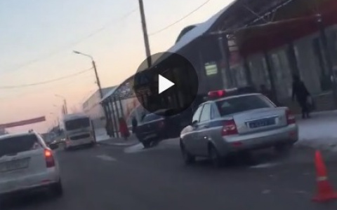 В Сыктывкаре автомобиль влетел в автобусную остановку (видео)