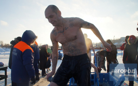 Сыктывкарцы окунулись в иордань, освященную епископом Питиримом (фото)