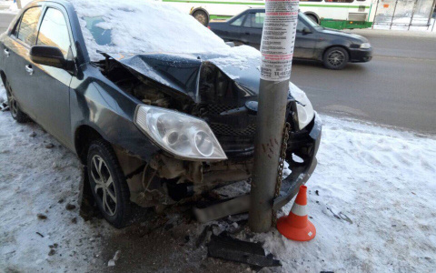 В Сыктывкаре водитель на «Джили» влетел в торговый центр (фото)