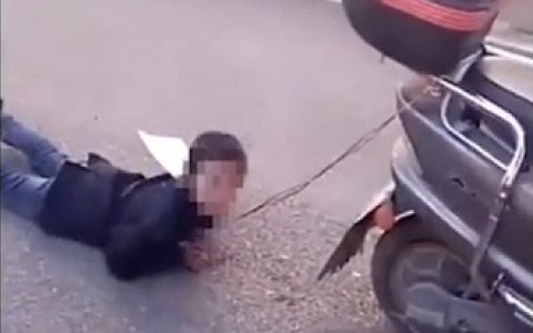 Мать привязала ребенка к мотороллеру и протащила его (видео)