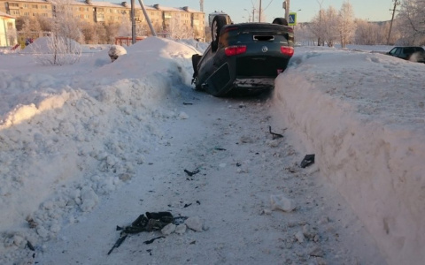 В Коми около городской полиции «Фольксваген» вылетел на тротуар и перевернулся (фото)