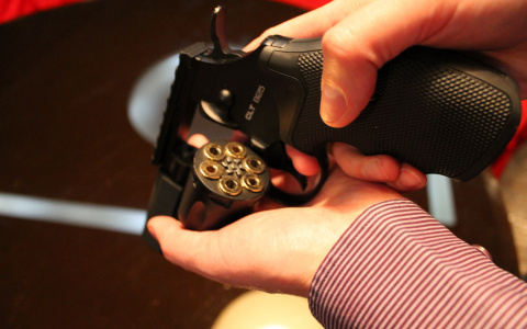 В Сыктывкаре у крупного ТЦ водитель на «Лексусе» стрелял по прохожему из травматического оружия