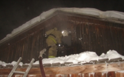 На пожаре под Сыктывкаром погибли пятилетняя девочка и молодой парень