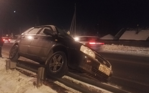 В Сыктывкаре «Калина» повисла на отбойнике, а ее водитель сбежал