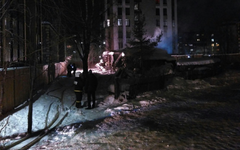 В Сыктывкаре у Стефановского собора полыхал жилой дом