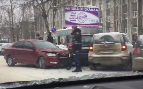 В Сыктывкаре водители подрались после ДТП прямо при полицейских (видео)