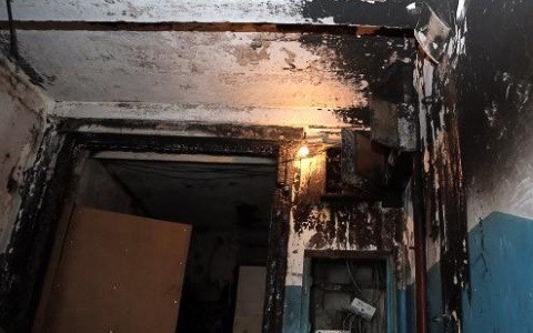 В Коми на пожаре в пятиэтажке погиб человек, еще 40 эвакуированы
