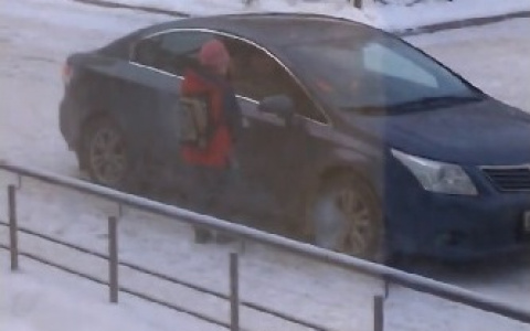 В Сыктывкаре маленькая девочка попрошайничает на улице (видео)