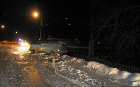 В Коми автобус «ушел» в занос и сбил школьника, который шел по обочине