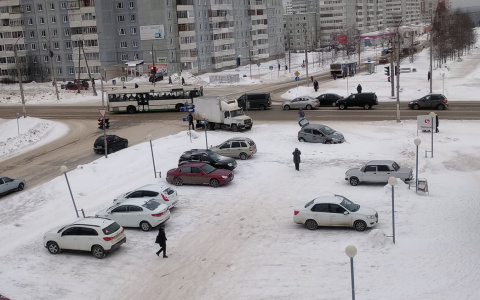 В Сыктывкаре иномарка вылетела на тротуар после столкновения с грузовиком (фото)