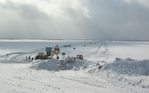 На реке в Коми под лед ушел трактор, в котором был человек