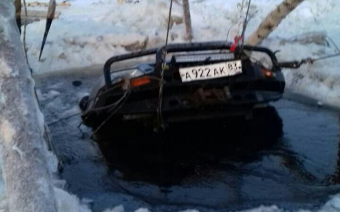 В Коми автомобиль «Митсубиши» доставали из реки семь человек (фото)