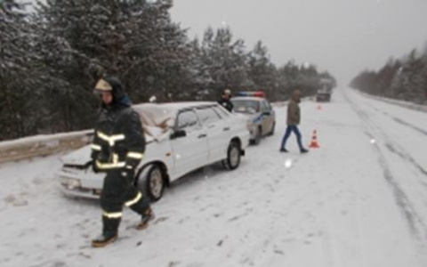 На трассе в Коми парень на «Мерседес-Бенц» протаранил на «встречке» «ВАЗ»