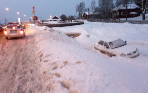Под Сыктывкаром Lada Priora вылетела с дороги, а водитель попытался сбежать (фото)
