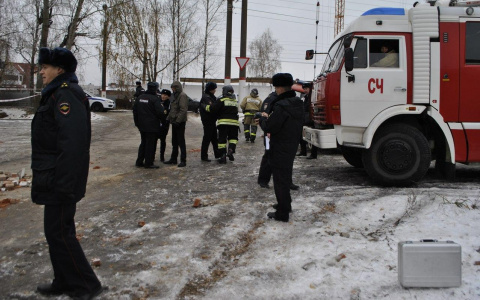 В Сыктывкаре экстренные службы оцепили многоквартирный дом рядом со школой