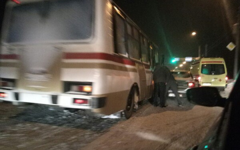 В Сыктывкаре на эжвинской трассе столкнулись автобус и «легковушка»
