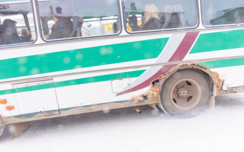 В Сыктывкаре ездит автобус, который проржавел до дыр (фото)