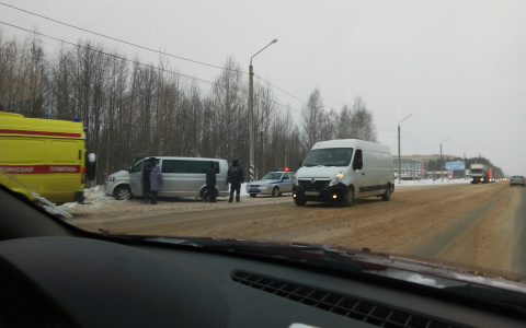 В Сыктывкаре водителю минивэна стало плохо за рулем, и он потерял контроль над машиной