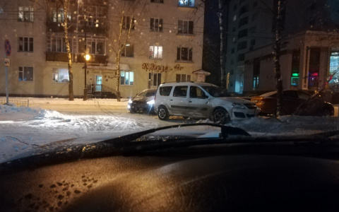 Перед мэрией Сыктывкара на тротуар вылетел «Ларгус», сбив дорожный знак