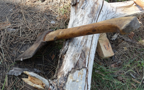 Житель Коми изувечил топором две машины пожилой автоледи