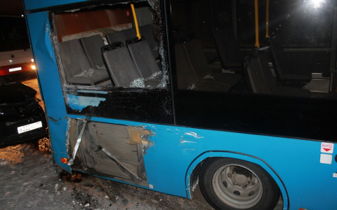 В Коми «КамАЗ» протаранил автобус, и тот по инерции смял легковушку
