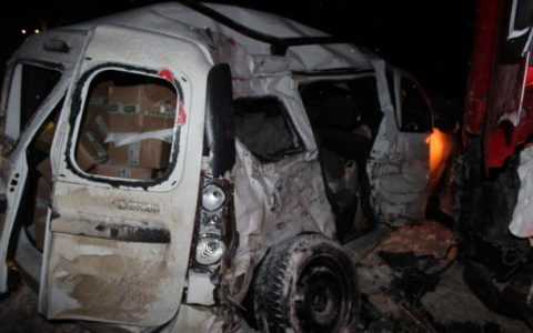 На трассе в Коми «Лада» с тремя пассажирами «впечаталась» в большегруз (фото)