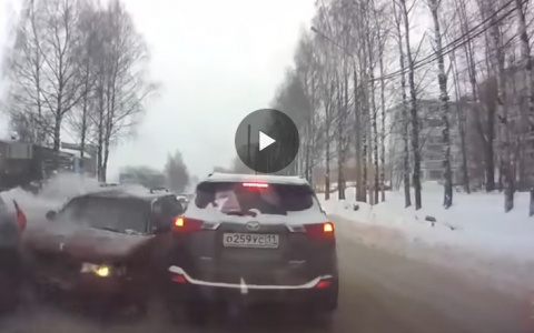 В Сети появилось видео, как произошло массовое ДТП на Сысольском шоссе в Сыктывкаре