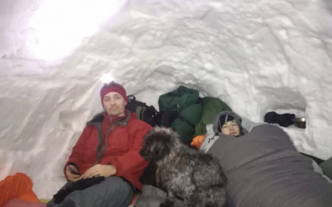 Жители Сыктывкара соорудили за вокзалом пещеру из снега и провели в ней ночь