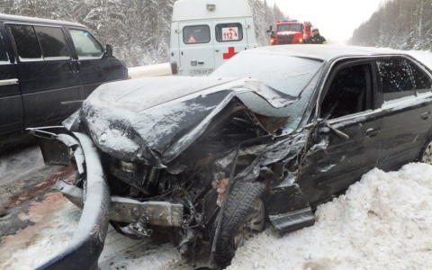 В тройном ДТП на трассе в Коми пострадали молодые парень и девушка