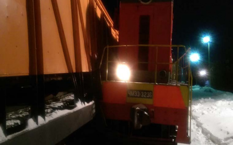 В Сыктывкаре поезд протаранил снегоуборочную машину (фото)