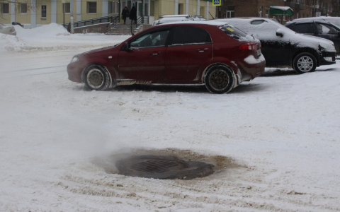 На одной из площадей Сыктывкара из ливневки валит вонючий пар (фото)