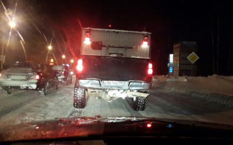 История благородства в Сыктывкаре: водитель вытащил несколько застрявших в снегу машин