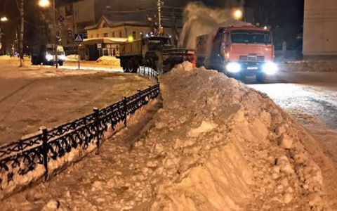 Сыктывкар завалило снегом: фото и видео с мест, где спецтехника расчистила сугробы
